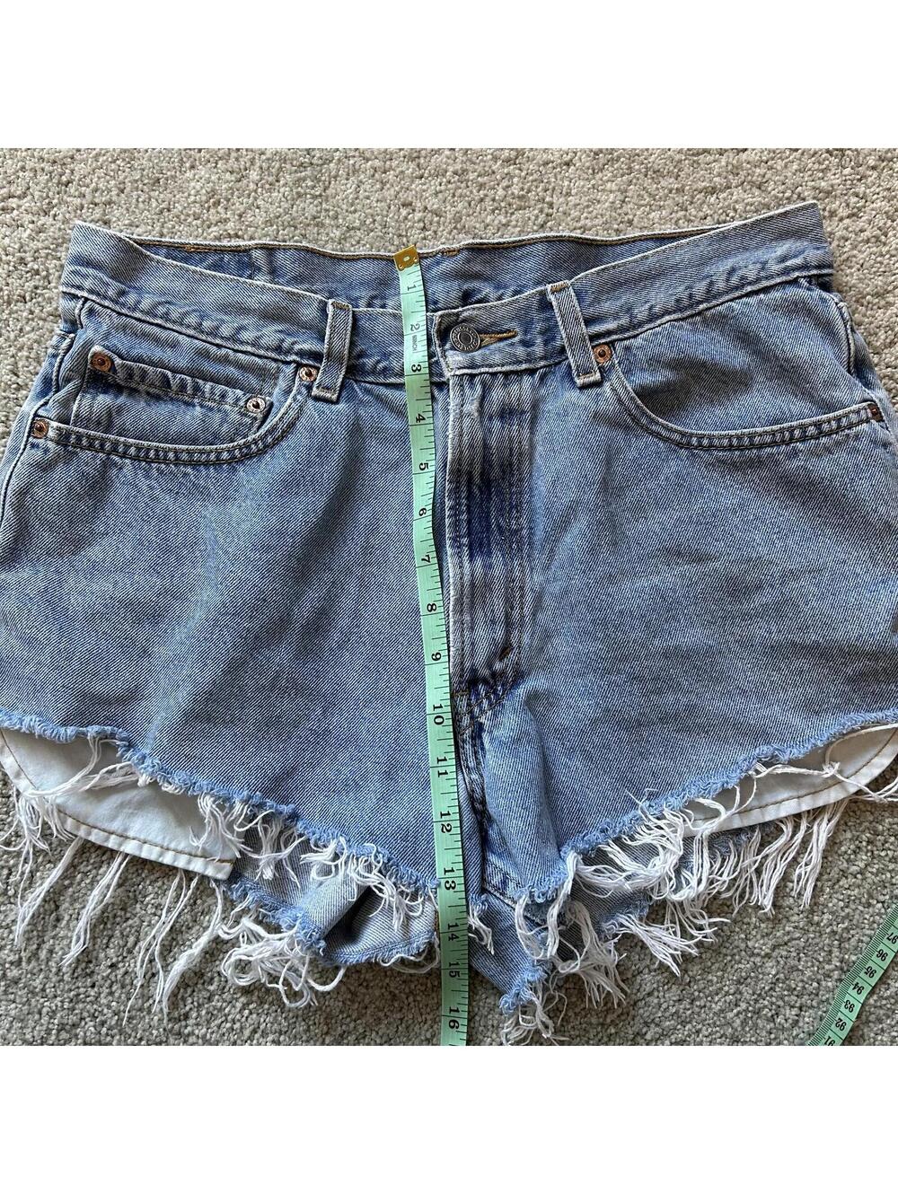 Levi's 550 Relaxed Fit Women’s size W33 (LG) Cutoff Denim Short Light Wash - Picture 6 of 6
